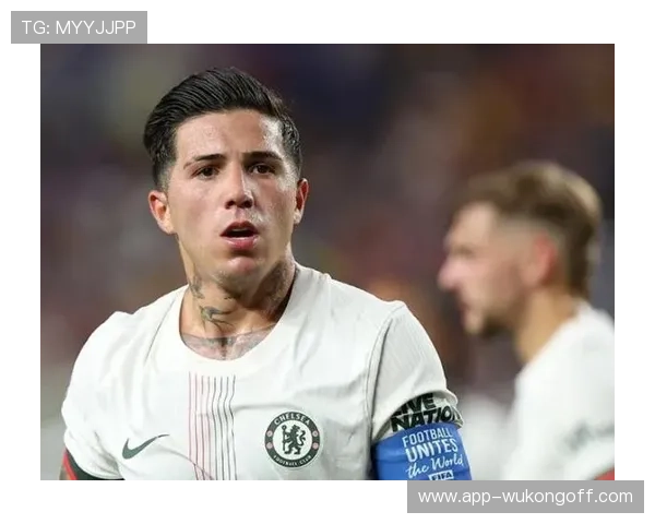 恩佐面对顶级中场时的比赛掌控力解析